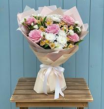 Букет цветов из:  Гвоздики, Орхидеи и Розы в город Кимры