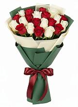 Букет Микс из красных и белых роз в город Кимры