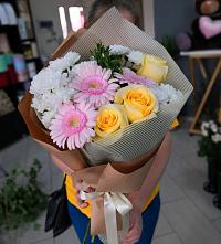 Букет цветов из:  Герберы, Розы и Хризантемы в город Кимры
