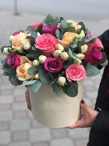 Цветочная композиция из Розы в шляпной коробке в город Кимры