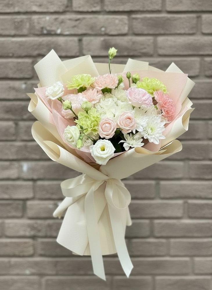 Букет цветов из: Гвоздики, Розы, Лизиантусы и Хризантемы в город Кимры