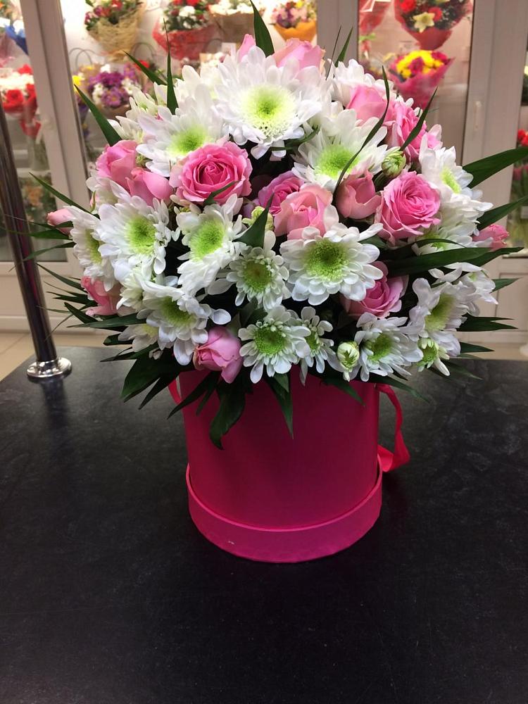 Цветочная композиция из Розы и Хризантемы в шляпной коробке в город Кимры