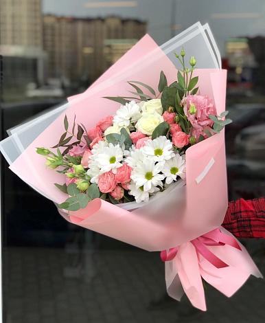 Букет цветов из: Розы, Лизиантусы и Хризантемы в город Кимры