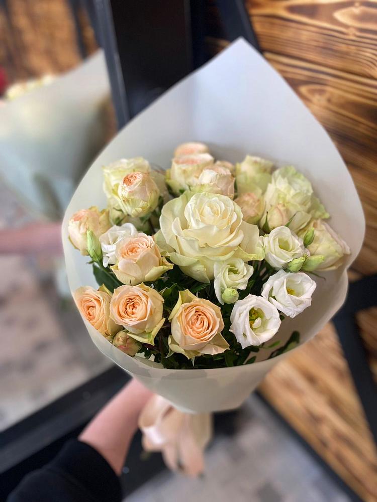 Букет цветов из: Розы и Лизиантусы в город Кимры